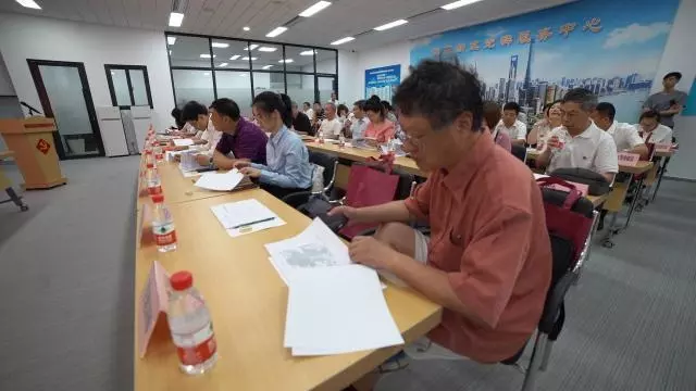 学员在“画”说红色故事主题党课上