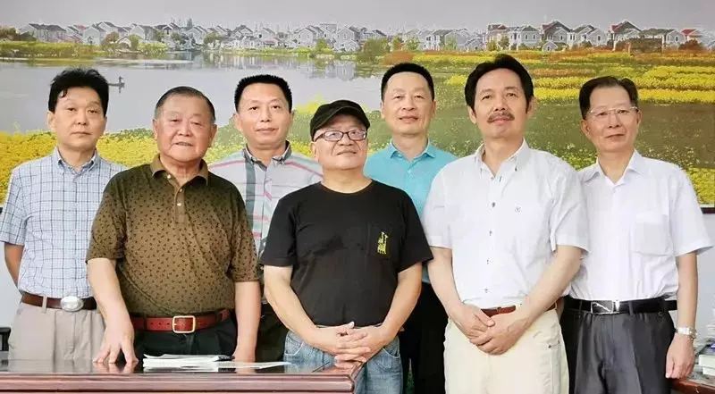 《画说新泾》创作群体，前排自左向右胡敏豪、王小龙、张凤岐，后排自左向右居阿根、郁春、严幼馨、严全民 . ...