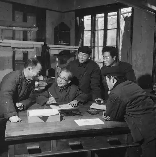 1976年的上海人民美术出版社连环画创作室，左起：贺友直、赵宏本、顾炳鑫、郑家声、刘旦宅。 ... ... ...