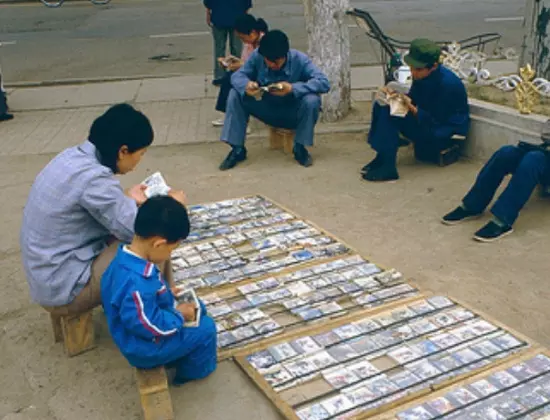 50-80年代的街头“小人书”书摊6.webp