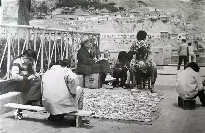 50-80年代的街头“小人书”书摊8.webp