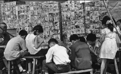 50-80年代的街头“小人书”书摊3.webp
