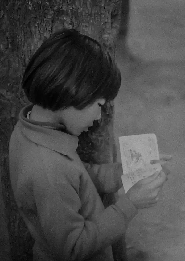看连环画的女孩子1980年摄.webp