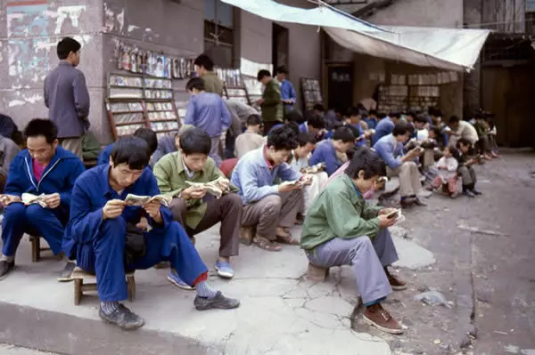50-80年代的街头“小人书”书摊1.webp