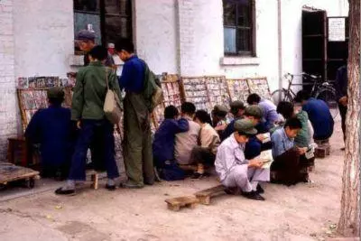 50-80年代的街头“小人书”书摊4.webp