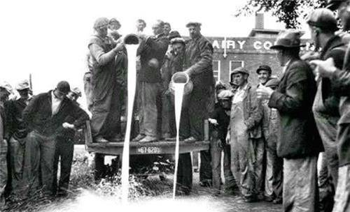 初中课本里：美国资本家宁愿倒掉牛奶，也不发给穷人